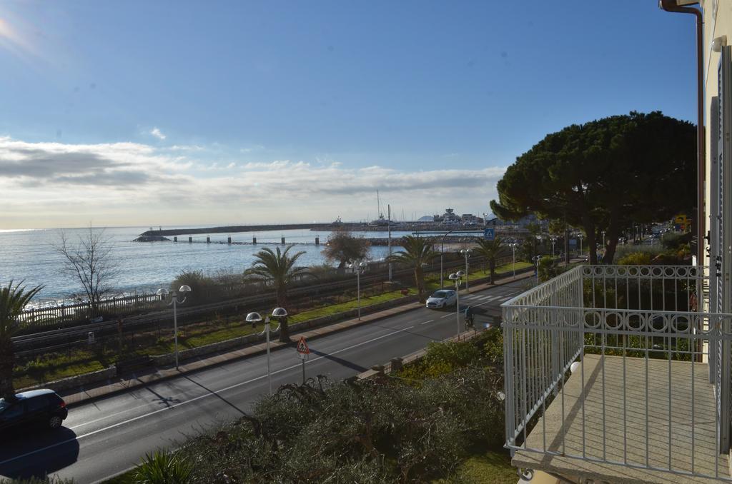 Residence Villa Carmen Fronte Mare A 50 Mt Pietra Ligure Exterior photo