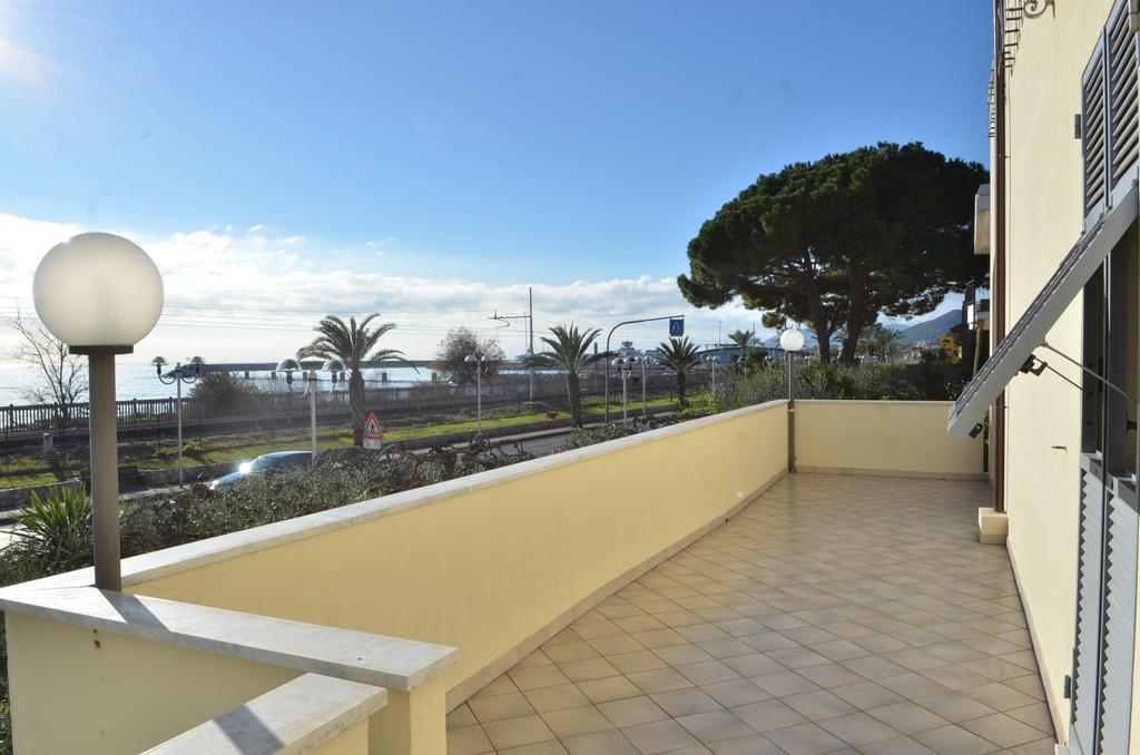 Residence Villa Carmen Fronte Mare A 50 Mt Pietra Ligure Exterior photo