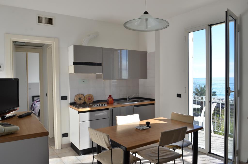 Residence Villa Carmen Fronte Mare A 50 Mt Pietra Ligure Exterior photo