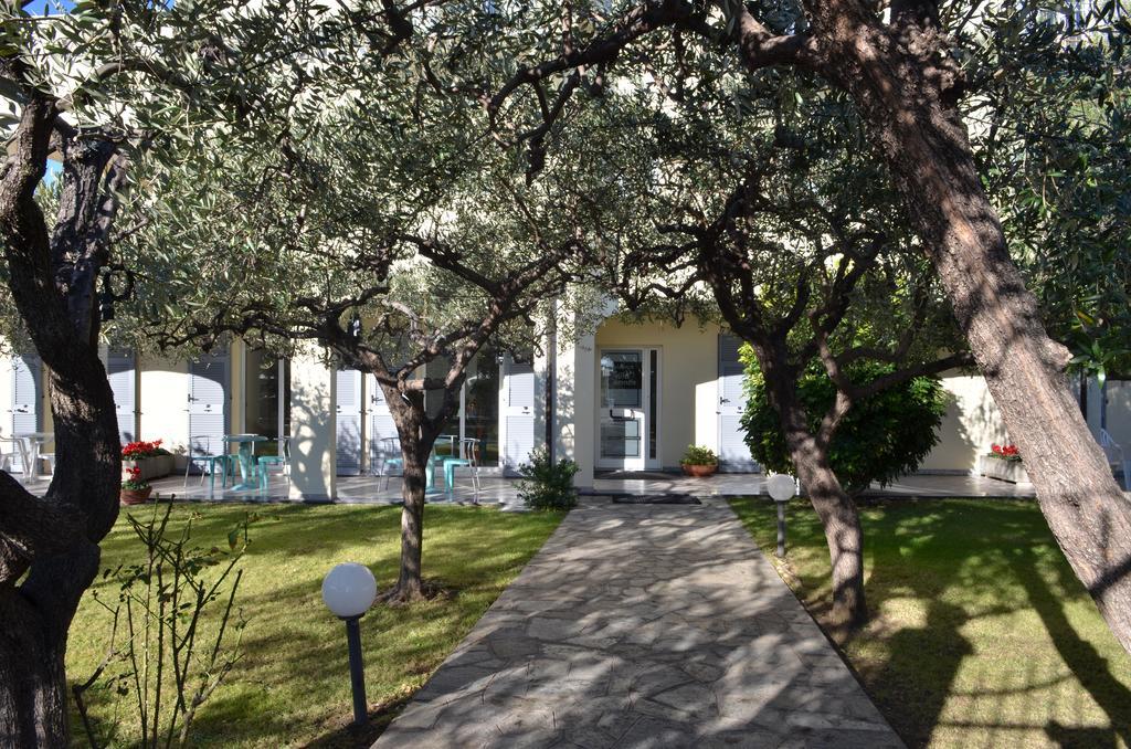 Residence Villa Carmen Fronte Mare A 50 Mt Pietra Ligure Exterior photo